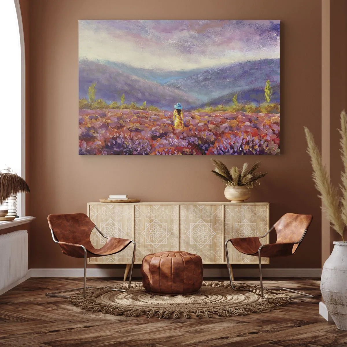 Canvastavla - Bild på duk - En kvinna i hatt som går genom ett lavendelfält. - 70x50cm - I lavendelsvärld - Modern väggdekoration för vardagsrum och sovrum ARTTOR