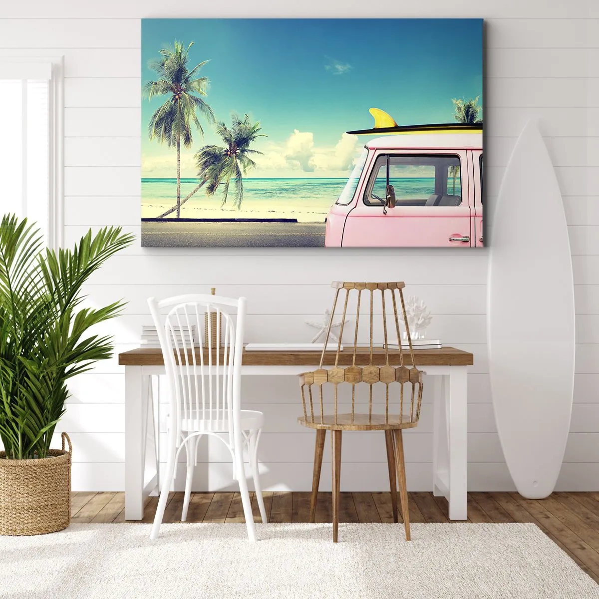 Canvastavla - Bild på duk - En rosa skåpbil med en surfbräda mot en tropisk strand. - 70x50cm - Dags att börja semester - Modern väggdekoration för vardagsrum och sovrum ARTTOR