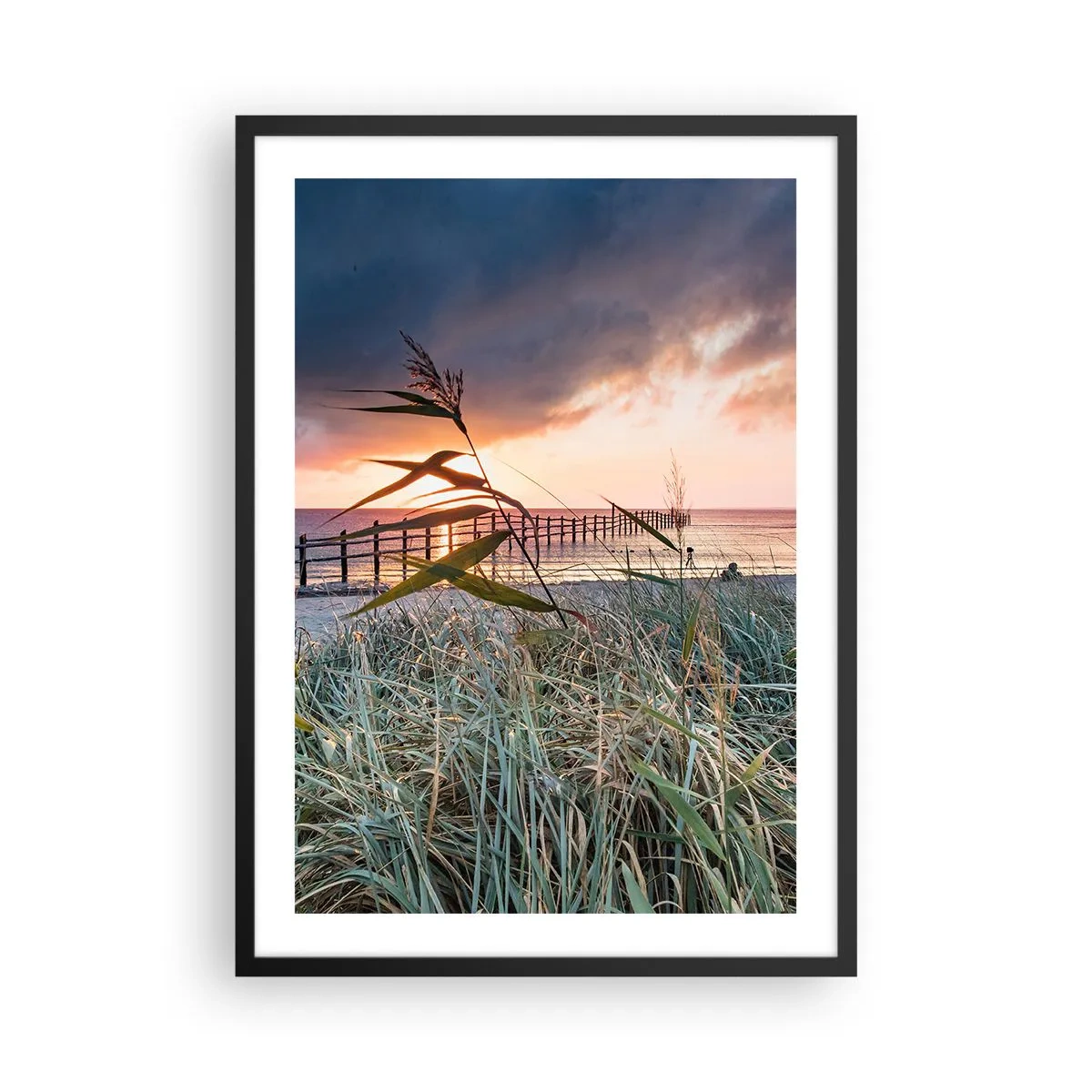 Affisch i svart ram - En pir vid havet omgiven av gräs under solnedgången - 50x70cm - Försvinner inte med vinden - Modern väggdekoration för vardagsrum och sovrum ARTTOR