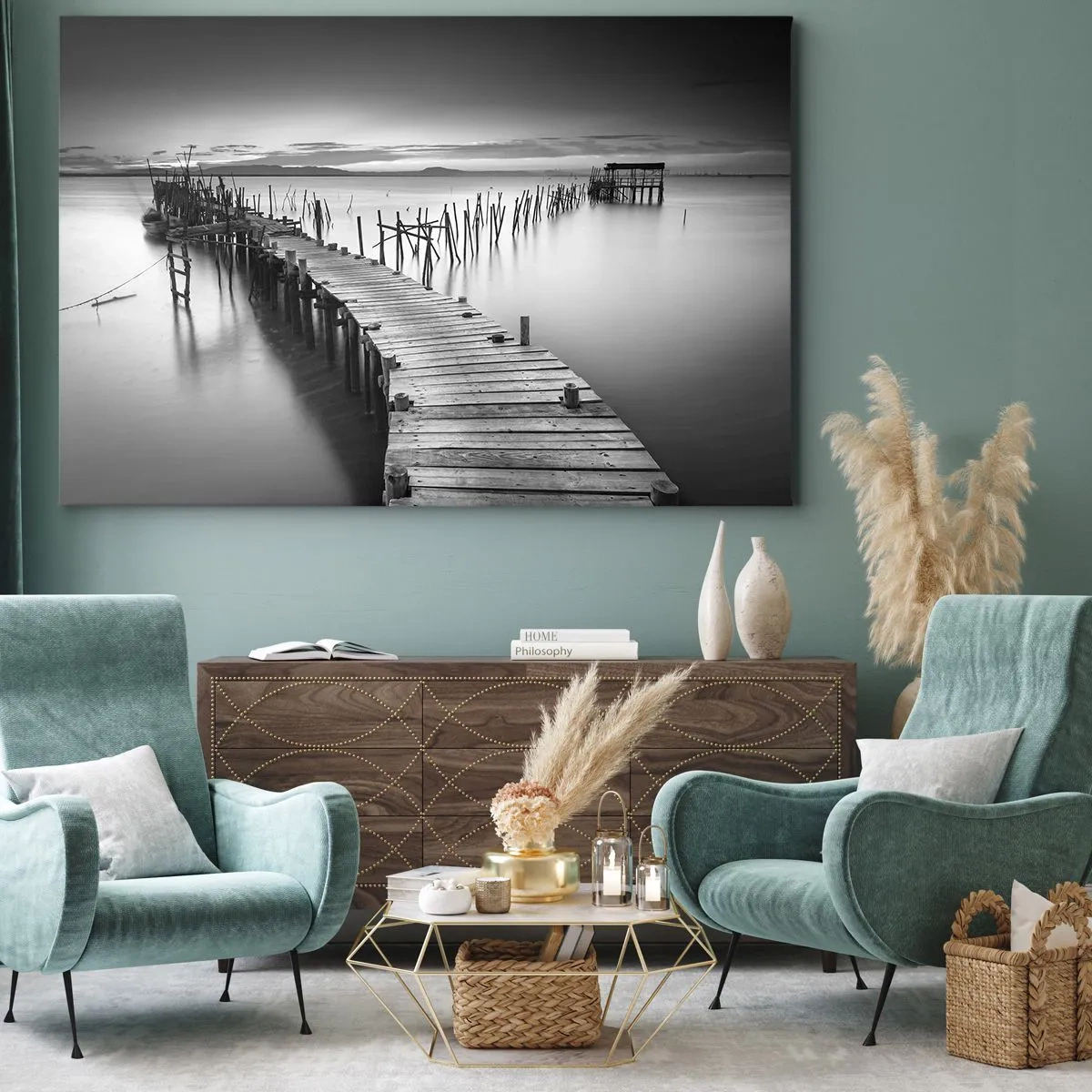 Canvastavla - Bild på duk - En träbrygga vid en lugn sjö i grå nyanser - 70x50cm - Den glömda strandens ro - Modern väggdekoration för vardagsrum och sovrum ARTTOR