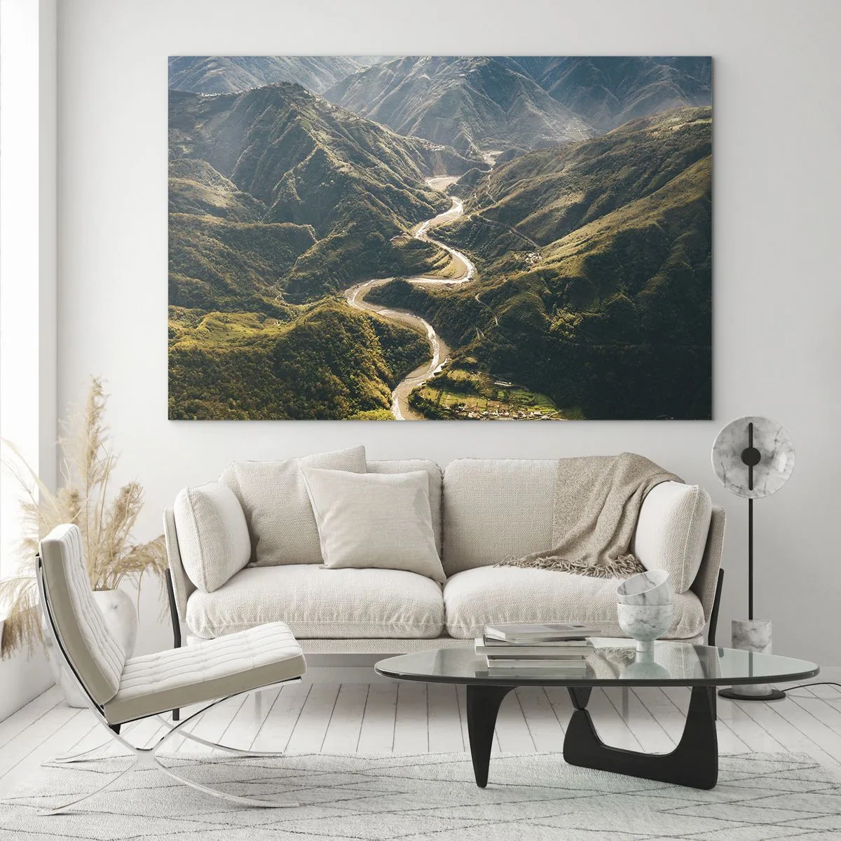 Glastavla - Bild på glas - En slingrande väg som slingrar sig genom gröna bergsdalar - 70x50cm - Direkt från fjällens hjärta - Modern väggdekoration för vardagsrum och sovrum ARTTOR