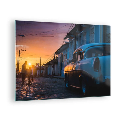 Glastavla - Bild på glas - Atmosfärisk gata med en klassisk bil vid solnedgången - 70x50cm - Här bromsar tiden - Modern väggdekoration för vardagsrum och sovrum ARTTOR
