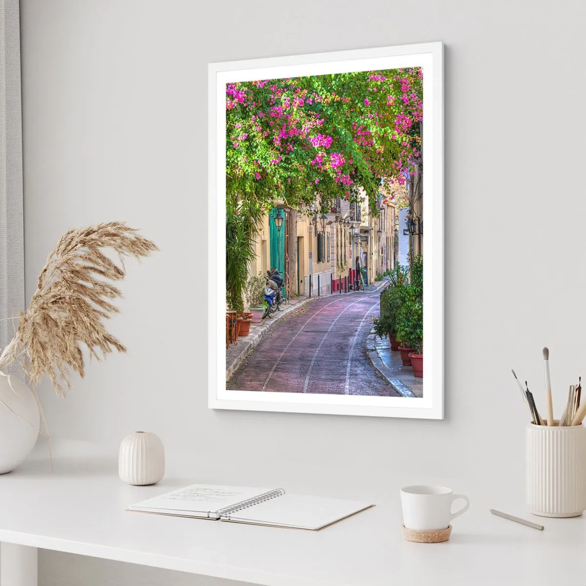 Affisch i vit ram - Blommande gata - 50x70 cm