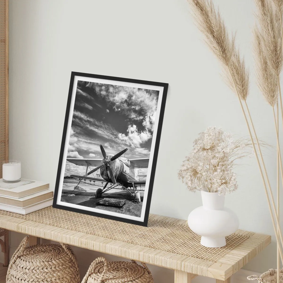 Affisch i svart ram - Svartvitt foto av ett retroflygplan mot himlen - 50x70cm - Jag kan inte vänta! - Modern väggdekoration för vardagsrum och sovrum ARTTOR