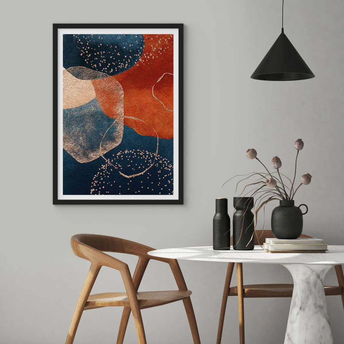 Affisch i svart ram - En abstrakt komposition i nyanser av marinblått och guld - 50x70cm - Existensens lätthet - Modern väggdekoration för vardagsrum och sovrum ARTTOR