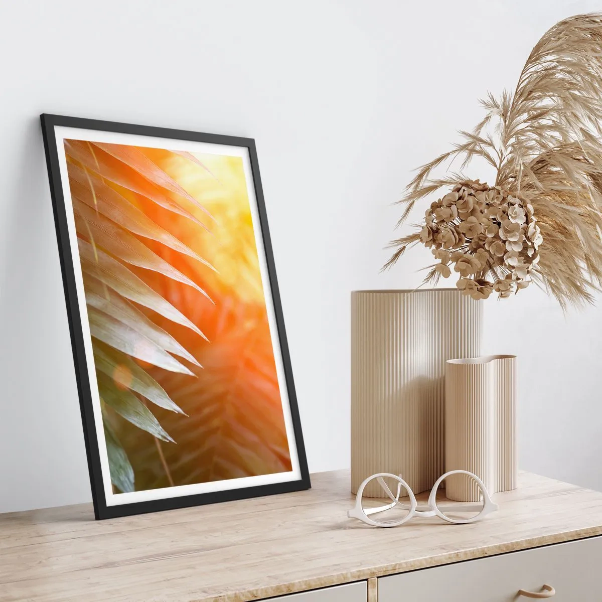 Affisch i svart ram - Palmblad i ljuset av den nedgående solen - 50x70cm - En morgon i djungeln - Modern väggdekoration för vardagsrum och sovrum ARTTOR