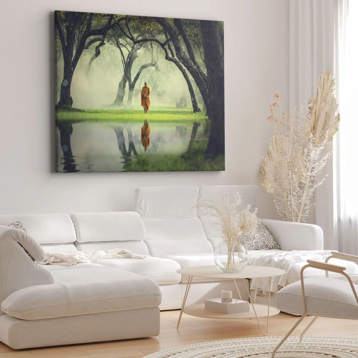 Canvastavla - Bild på duk - En munk i en orange mantel i en skog med dimmig bakgrund och reflektion i vattnet. - 70x50cm - På väg till upplysningen - Modern väggdekoration för vardagsrum och sovrum ARTTOR
