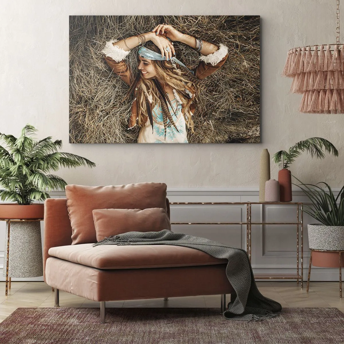 Canvastavla - Bild på duk - Boho stil kvinna liggande på hö - 70x50cm - På väg till kärlekens sommar - Modern väggdekoration för vardagsrum och sovrum ARTTOR