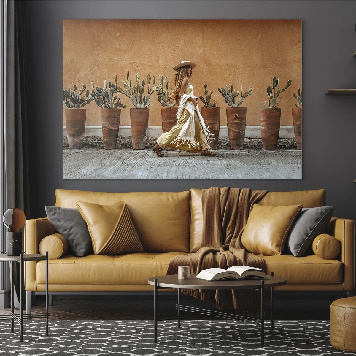 Glastavla - Bild på glas - En boho-stil kvinna som går förbi krukor med kaktusar. - 70x50cm - I hippiestil - Modern väggdekoration för vardagsrum och sovrum ARTTOR