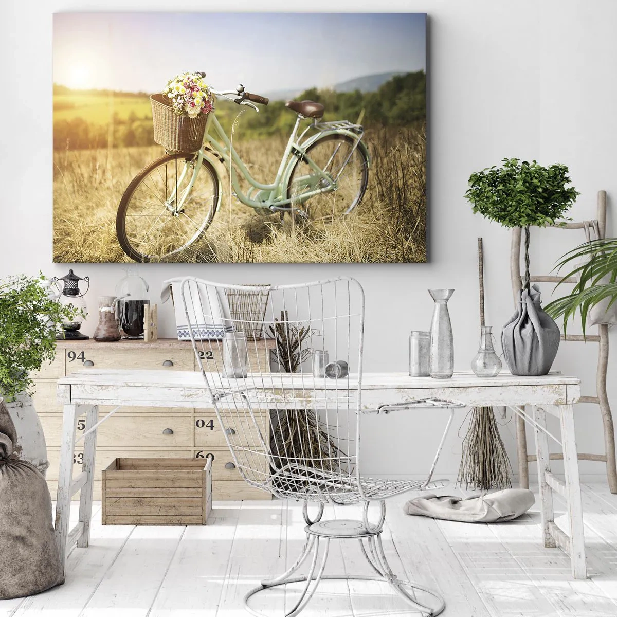 Canvastavla - Bild på duk - En retrocykel med en korg full av blommor mot en ängsbakgrund. - 70x50cm - Jag stannar här en stund - Modern väggdekoration för vardagsrum och sovrum ARTTOR