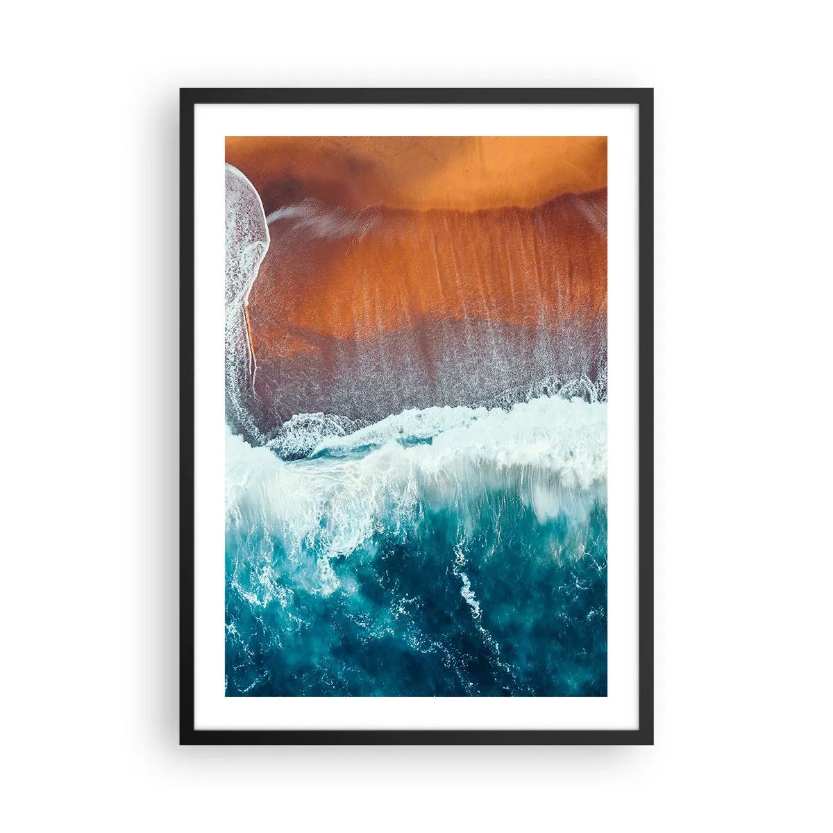 Affisch i svart ram - Havsvågor som slår mot stranden med varmfärgad sand - 50x70cm - En touch av havet - Modern väggdekoration för vardagsrum och sovrum ARTTOR