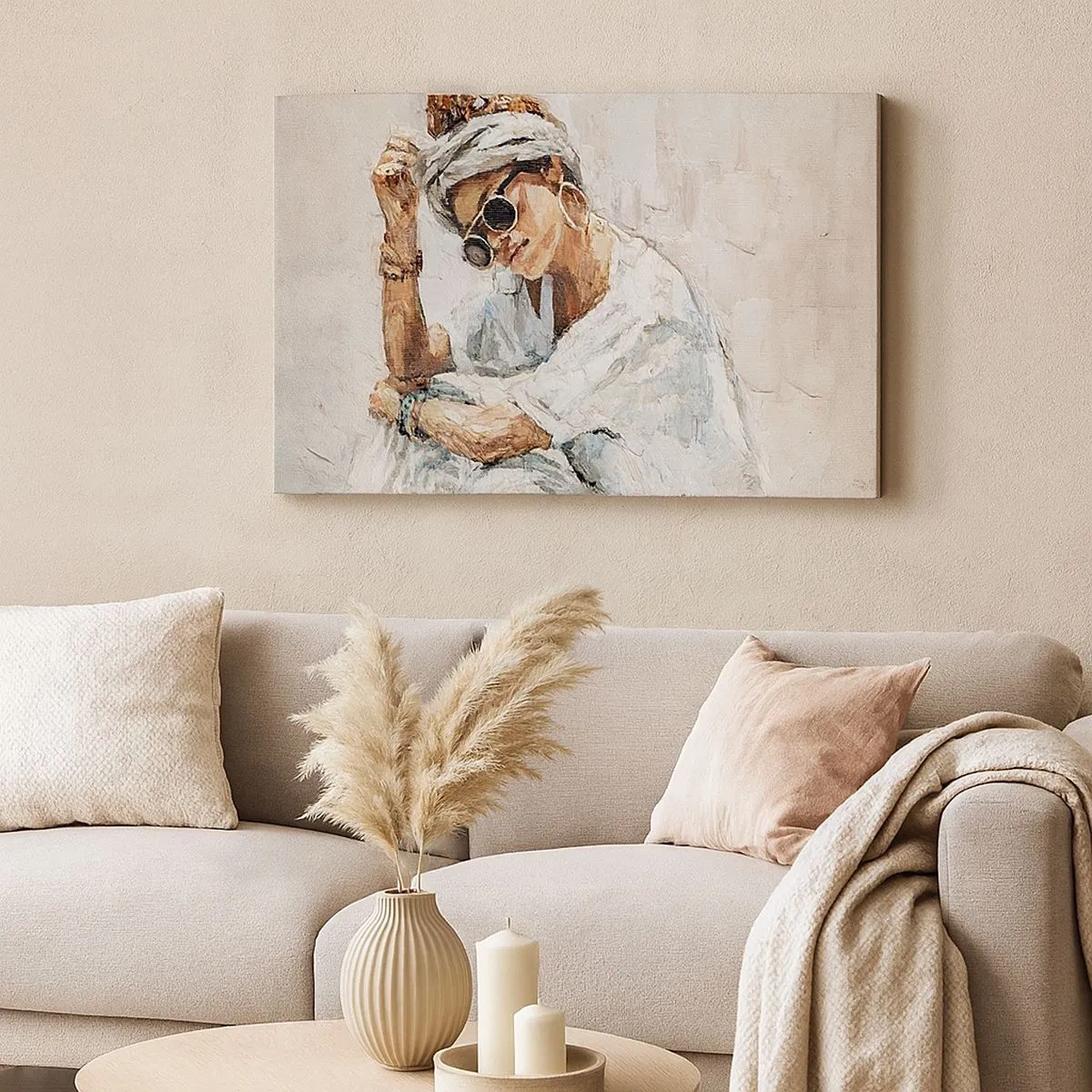 Canvastavla - Bild på duk - Porträtt av en kvinna med solglasögon mot en ljus vägg - 70x50cm - Porträtt i fullt solljus - Modern väggdekoration för vardagsrum och sovrum ARTTOR