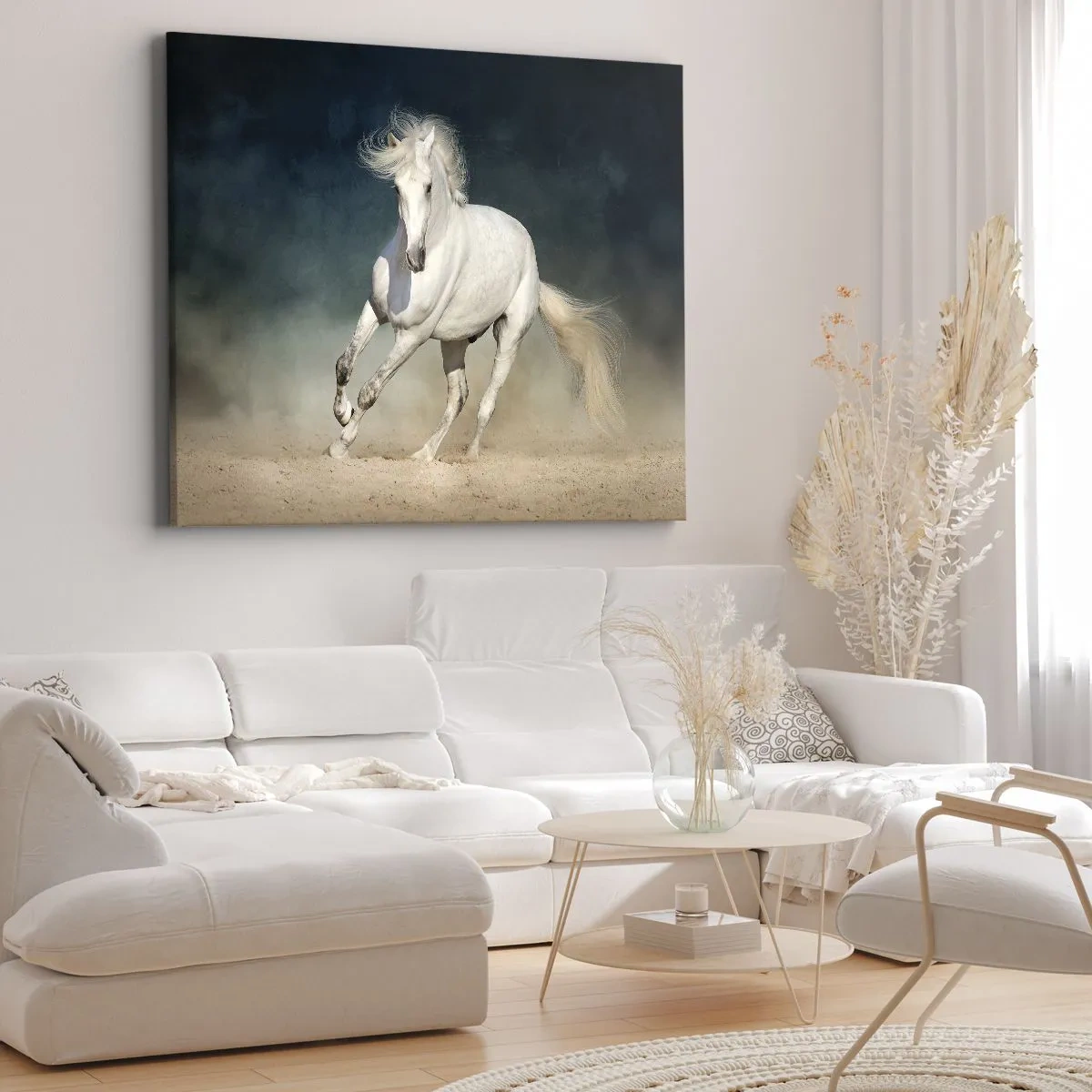 Canvastavla - Bild på duk - En vit häst galopperar mot en suddig himmel - 70x50cm - Frihet i ett rent tillstånd - Modern väggdekoration för vardagsrum och sovrum ARTTOR