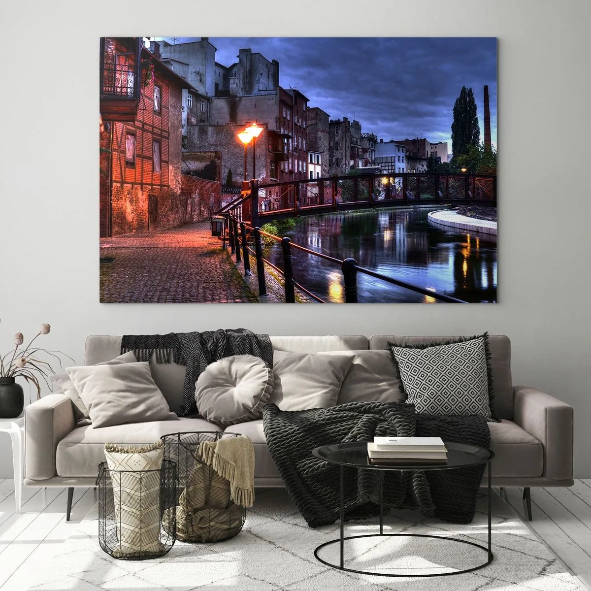 Glastavla - Bild på glas - En charmig gata längs kanalen med en bro och kvällsbelysning - 70x50cm - Du kände inte Bydgoszcz från denna sida - Modern väggdekoration för vardagsrum och sovrum ARTTOR