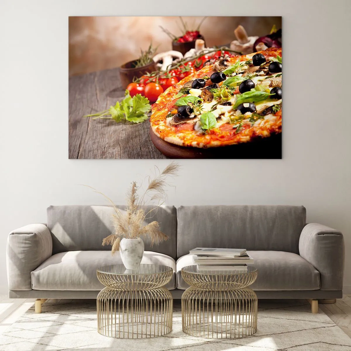Glastavla - Bild på glas - Pizza med oliver, champinjoner och färska örter på ett träbord - 70x50cm - Ingredienser ur jorden - Modern väggdekoration för vardagsrum och sovrum ARTTOR