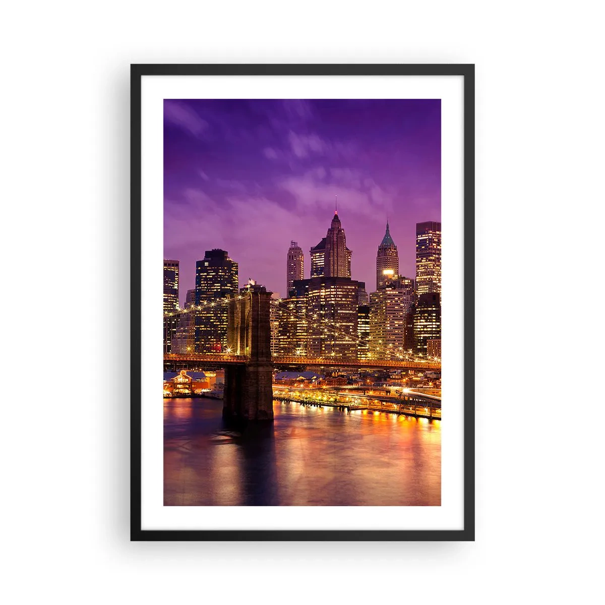 Affisch i svart ram - Nattvy över Brooklynbron och Manhattan i stadsljus - 50x70cm - Manhattan i violett och guld - Modern väggdekoration för vardagsrum och sovrum ARTTOR