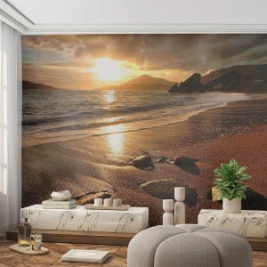 Fototapet Premium Sand - Följ solen mot kullarna - Landskap, Hav, Solnedgång - 100x70 cm