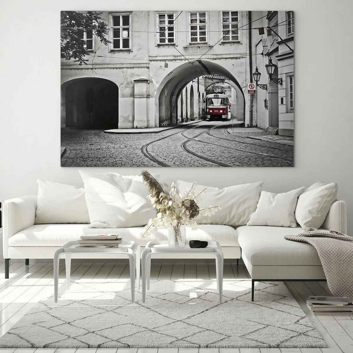 Glastavla - Bild på glas - Svartvit spårvagn på en gammal gata - 70x50cm - Genom stadens labyrint - Modern väggdekoration för vardagsrum och sovrum ARTTOR