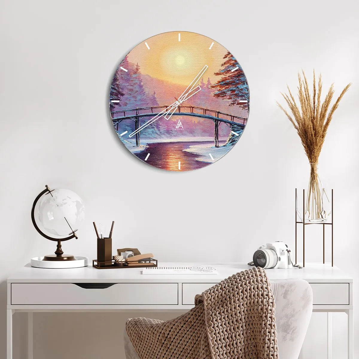 Väggklocka - Klocka på glas - En bro över en flod vid solnedgången i ett vinterlandskap - 30x30cm - De fyra årstiderna - vinter - Modern väggdekoration för vardagsrum, kök och sovrum ARTTOR