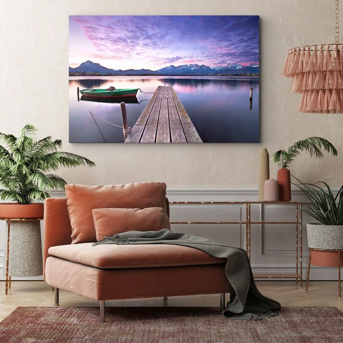 Canvastavla - Bild på duk - En träpir med en båt på en sjö omgiven av berg vid solnedgången - 70x50cm - Vänlig tystnad - Modern väggdekoration för vardagsrum och sovrum ARTTOR