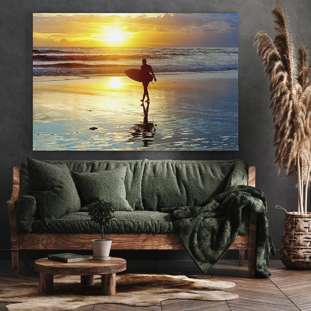 Canvastavla - Bild på duk - En surfare som går på stranden i solnedgången med en bräda i handen. - 70x50cm - Kämpes återkomst - Modern väggdekoration för vardagsrum och sovrum ARTTOR