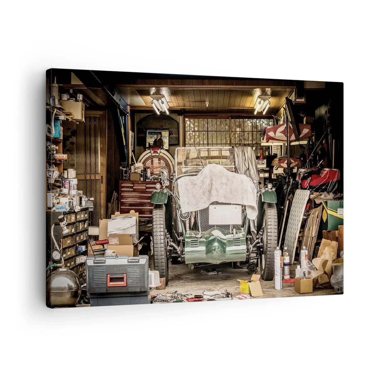 Canvastavla - Bild på duk - En gammal bil i ett garage omgivet av verktyg och utrustning - 70x50cm - Tillbaka till det förflutna - Modern väggdekoration för vardagsrum och sovrum ARTTOR