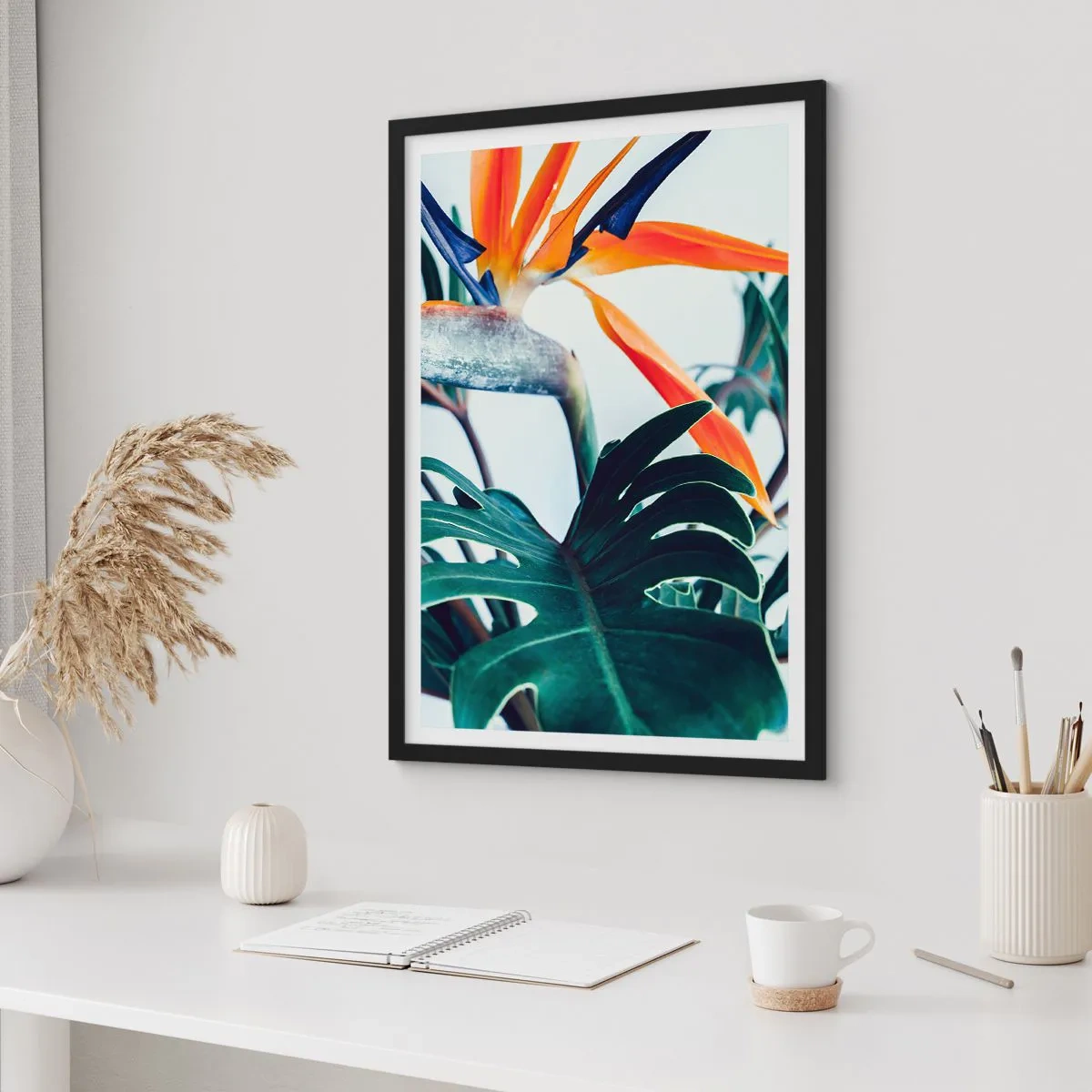 Affisch i svart ram - Närbild av en strelitziablomma omgiven av gröna blad - 50x70cm - Fågelbuske - Modern väggdekoration för vardagsrum och sovrum ARTTOR