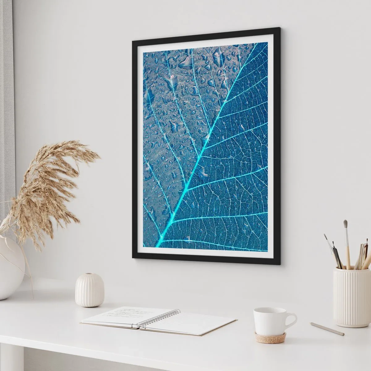 Affisch i svart ram - Närbild av ett löv i nyanser av blått - 50x70cm - Livet i det blåa - Modern väggdekoration för vardagsrum och sovrum ARTTOR