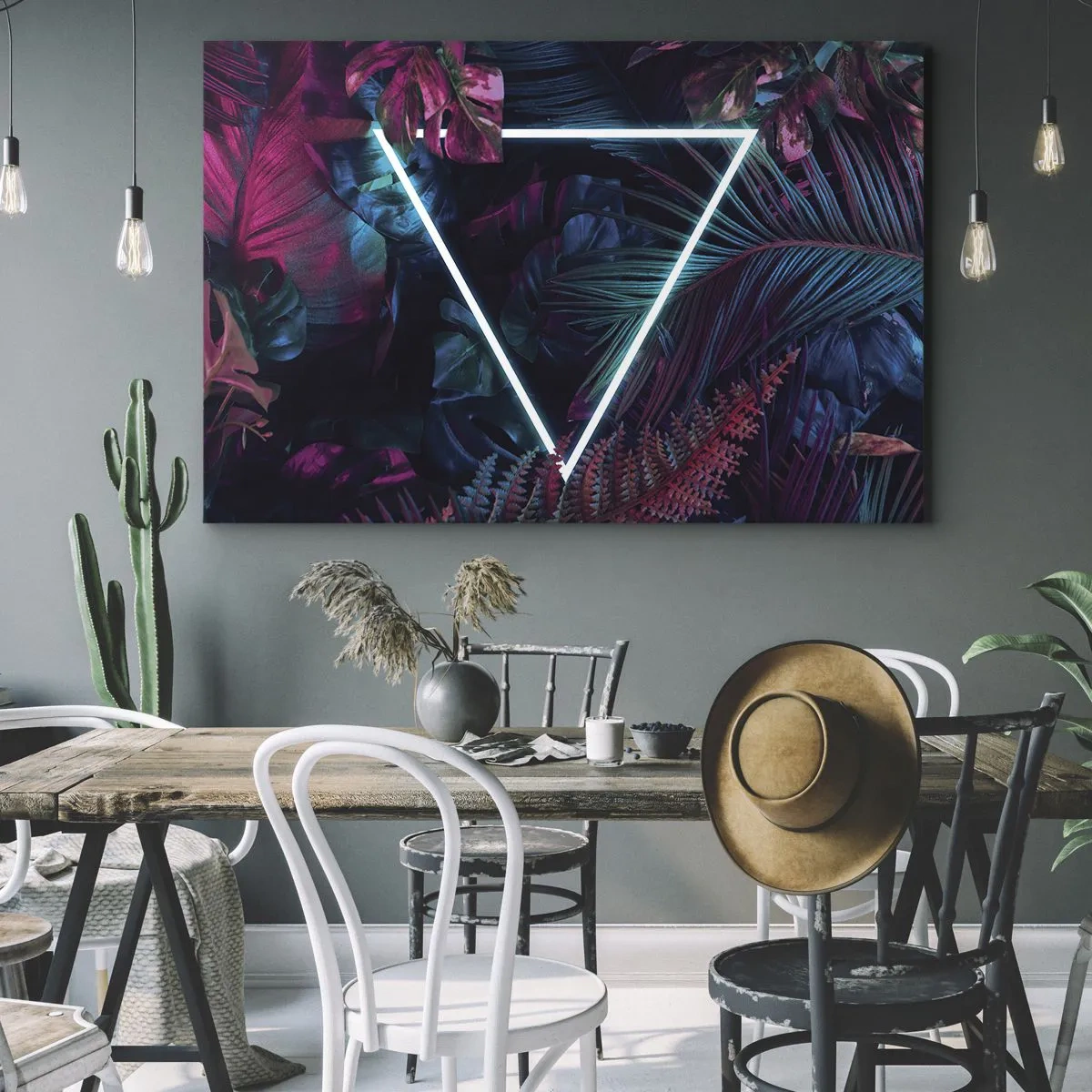 Canvastavla - Bild på duk - En neontriangel omgiven av tropiska löv i mörka färger. - 70x50cm - Trädgård i retrostil - Modern väggdekoration för vardagsrum och sovrum ARTTOR