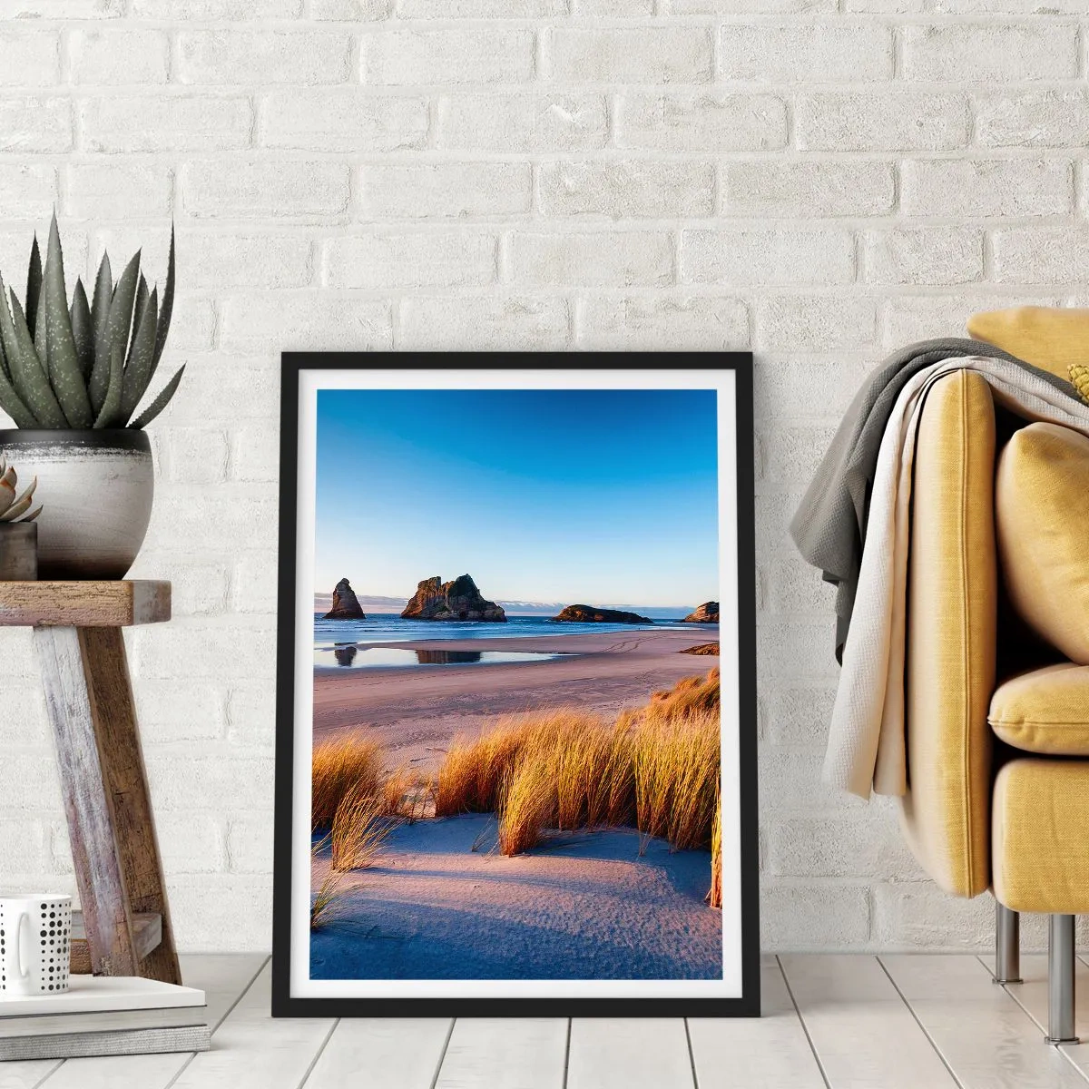 Affisch i svart ram - En pittoresk strand med gräs och klippor mot bakgrund av ett lugnt hav - 50x70cm - För fredssökare - Modern väggdekoration för vardagsrum och sovrum ARTTOR