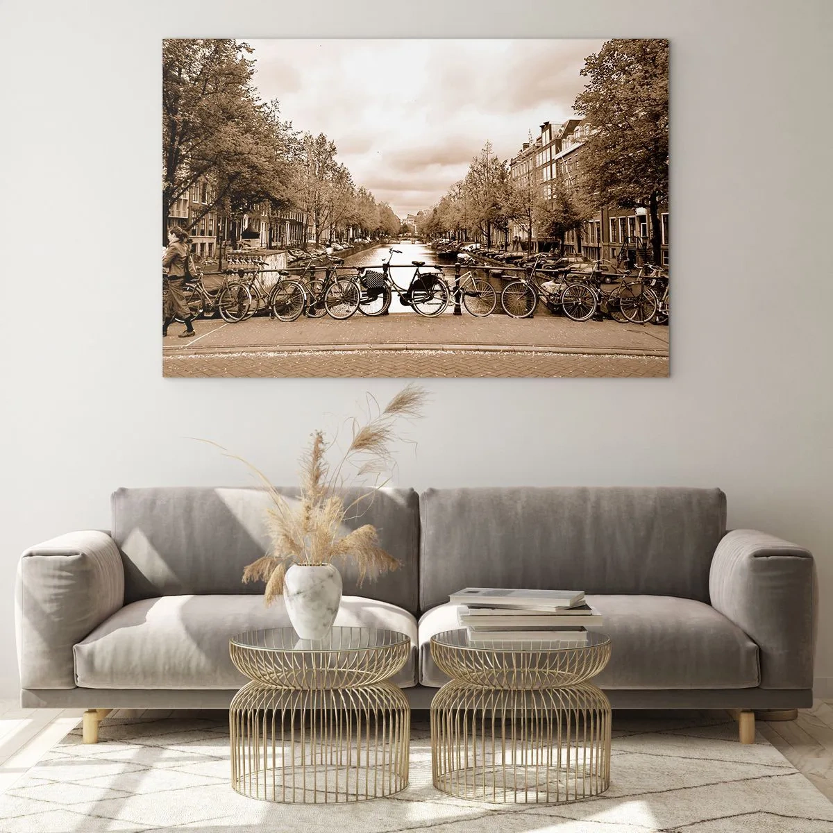 Glastavla - Bild på glas - Amsterdambron med retrocyklar - 70x50cm - Holländsk stämning - Modern väggdekoration för vardagsrum och sovrum ARTTOR