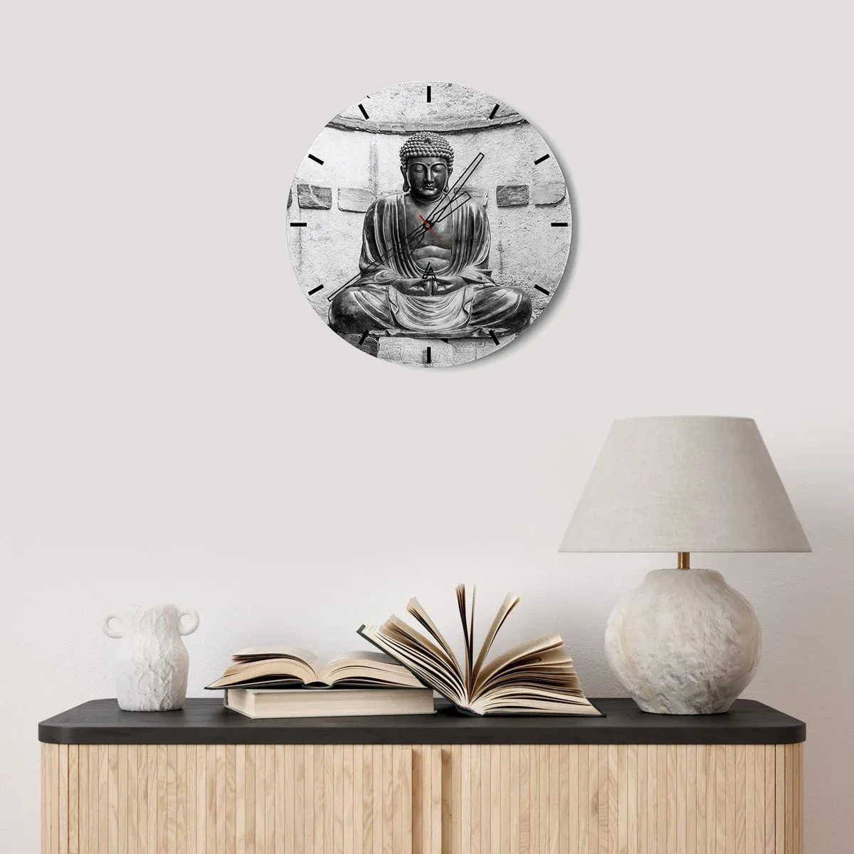 Väggklocka - Klocka på glas - En Buddhastaty i monokrom stil mot en väggbakgrund - 30x30cm - Hos lugnets källor - Modern väggdekoration för vardagsrum, kök och sovrum ARTTOR