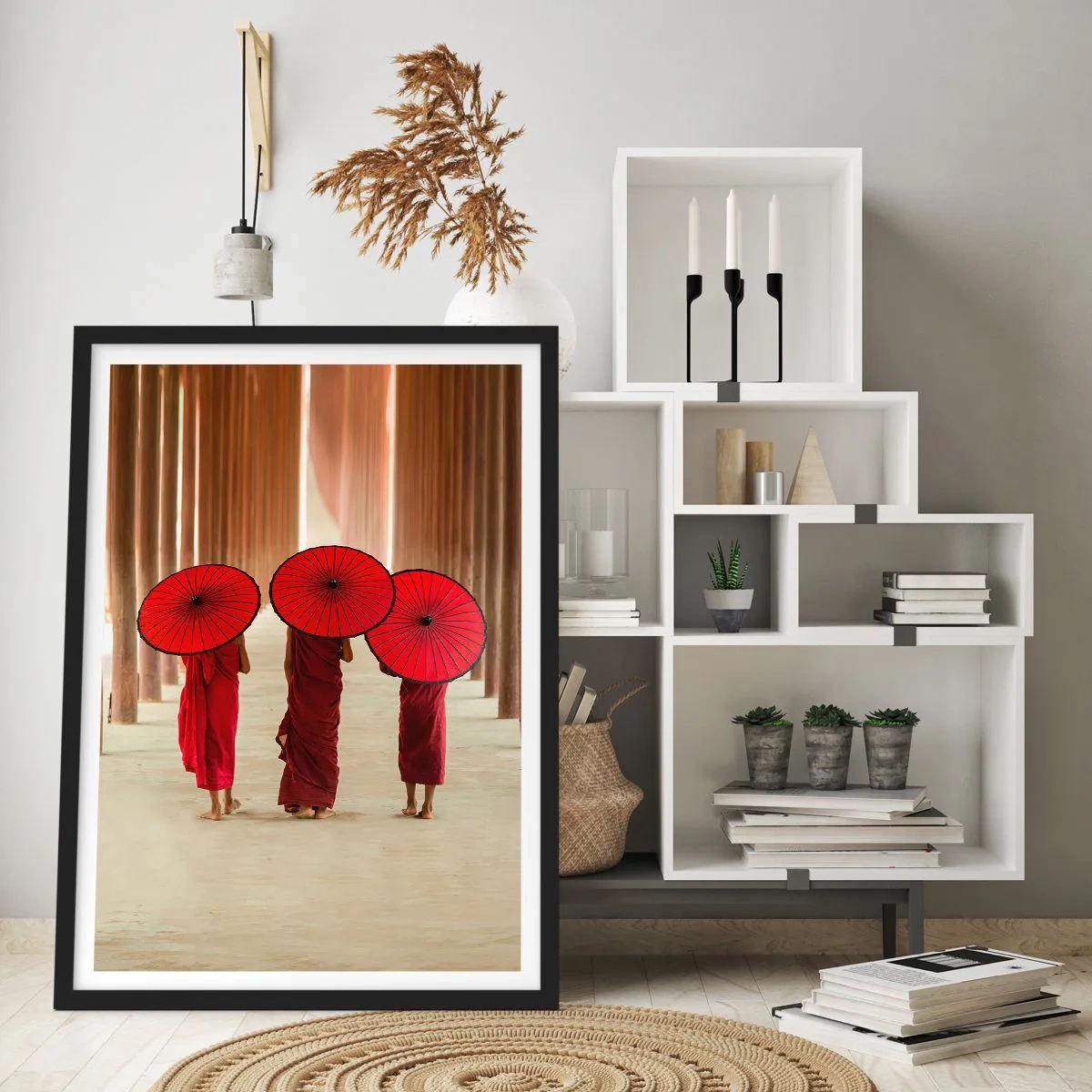 Affisch i svart ram - Munkar med röda paraplyer i tempelkorridorerna - 50x70cm - På väg mot Rena landet - Modern väggdekoration för vardagsrum och sovrum ARTTOR