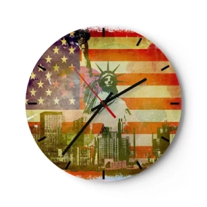 Väggklocka - Klocka på glas - Frihetsgudinnan mot bakgrund av den amerikanska flaggan och stadsbilden - 30x30cm - Viva America! - Modern väggdekoration för vardagsrum, kök och sovrum ARTTOR