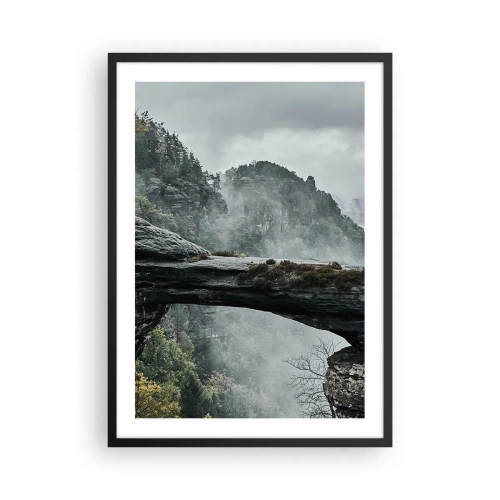 Affisch i svart ram - Ett fotografi av en mystisk klippbro höljd i dimma i ett bergslandskap. - 50x70cm - Äventyret är på väg att börja - Modern väggdekoration för vardagsrum och sovrum ARTTOR