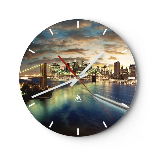 Väggklocka - Klocka på glas - New York Citys silhuett i skymningen med Brooklynbron - 30x30cm - En ljus kväll över Manhattan. - Modern väggdekoration för vardagsrum, kök och sovrum ARTTOR