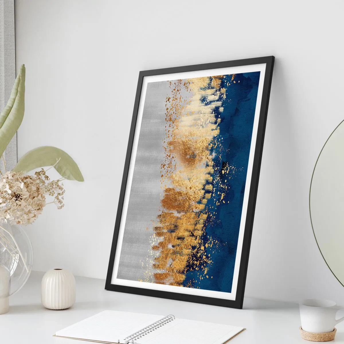 Affisch i svart ram - En abstrakt komposition i nyanser av marinblått, guld och silver - 50x70cm - Modern komposition med blixt - Modern väggdekoration för vardagsrum och sovrum ARTTOR