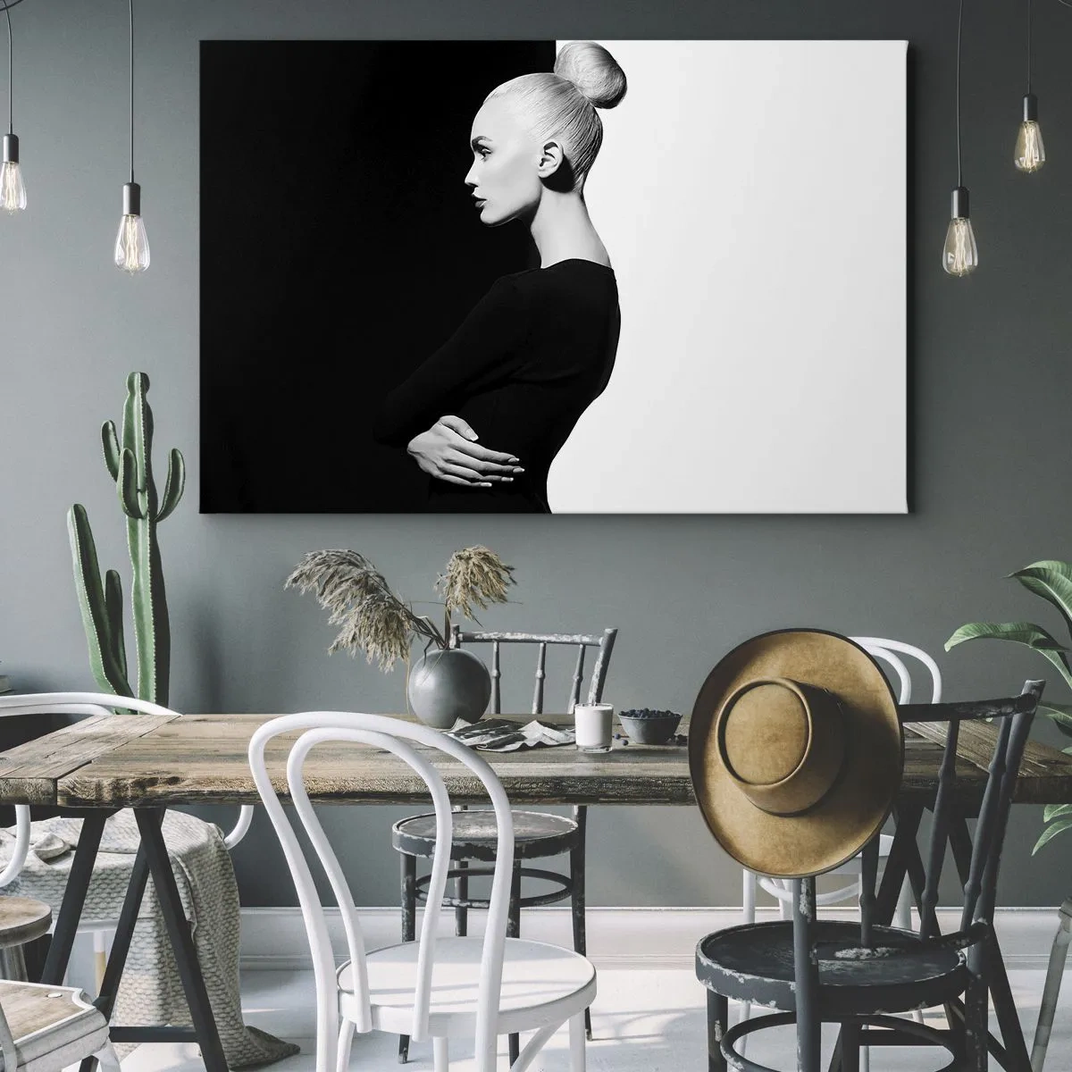Canvastavla - Bild på duk - Elegant porträtt av en kvinna mot en svartvit bakgrund - 70x50cm - Helt enkelt en kvinna - Modern väggdekoration för vardagsrum och sovrum ARTTOR