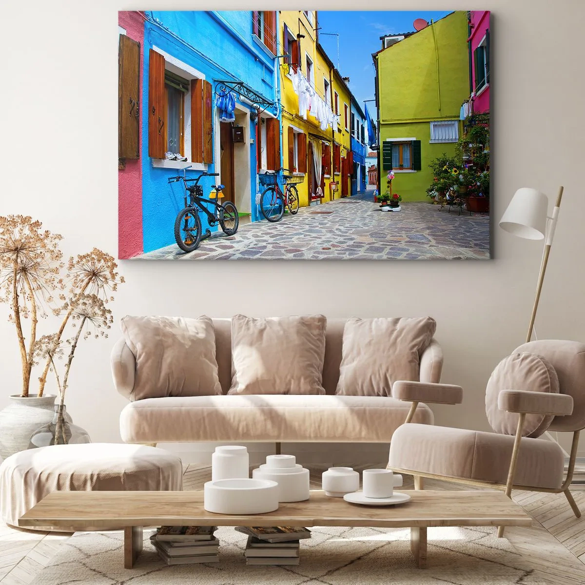 Canvastavla - Bild på duk - En färgglad gata med cyklar bland pastellfärgade byggnader - 70x50cm - Pastell, söt gränd - Modern väggdekoration för vardagsrum och sovrum ARTTOR
