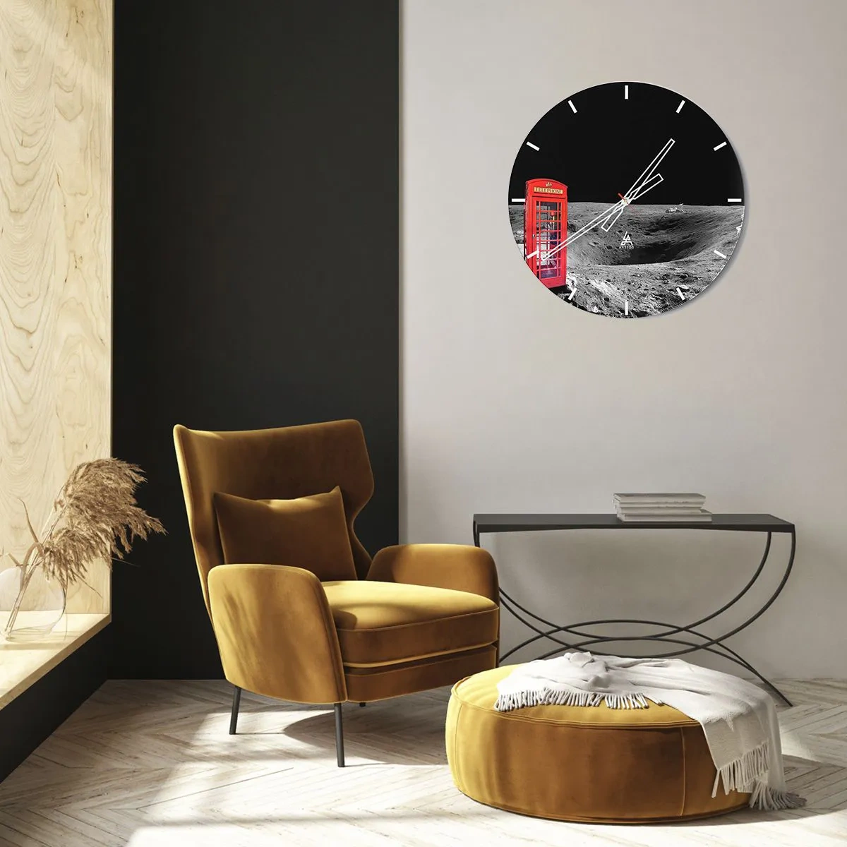 Väggklocka - Klocka på glas - En röd telefonkiosk på månens yta - 30x30cm - Rymdskämt - Modern väggdekoration för vardagsrum, kök och sovrum ARTTOR