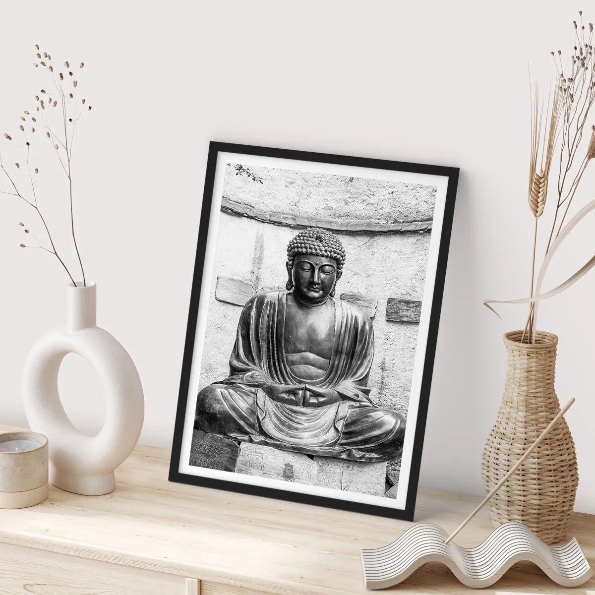 Affisch i svart ram - En skulptur av Buddha i meditativ position i monokromatiska toner - 50x70cm - Hos lugnets källor - Modern väggdekoration för vardagsrum och sovrum ARTTOR