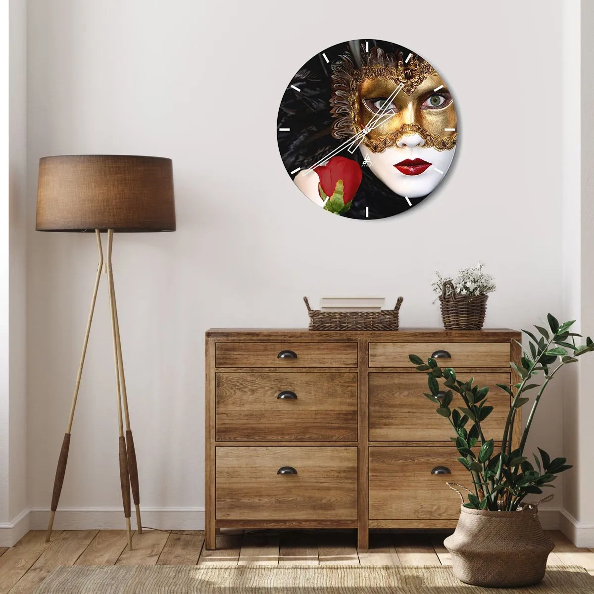 Väggklocka - Klocka på glas - Guldfärgad venetiansk mask med en röd ros - 30x30cm - För livet är en stor fest - Modern väggdekoration för vardagsrum, kök och sovrum ARTTOR