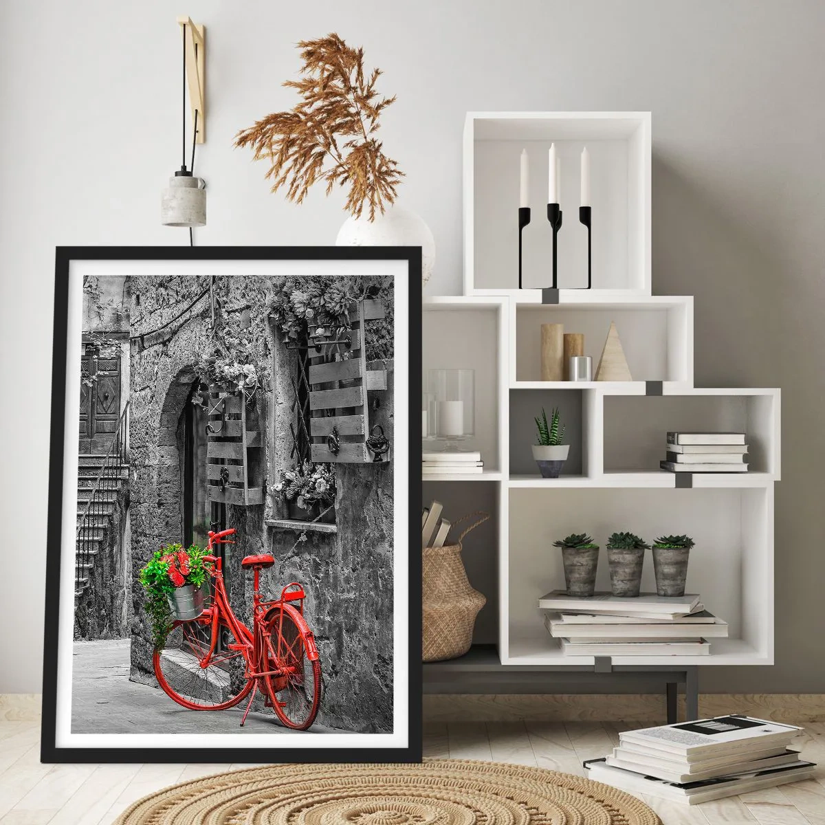 Affisch i svart ram - En röd cykel med blommor på en smal gata - 50x70cm - Toskansk hörna - Modern väggdekoration för vardagsrum och sovrum ARTTOR
