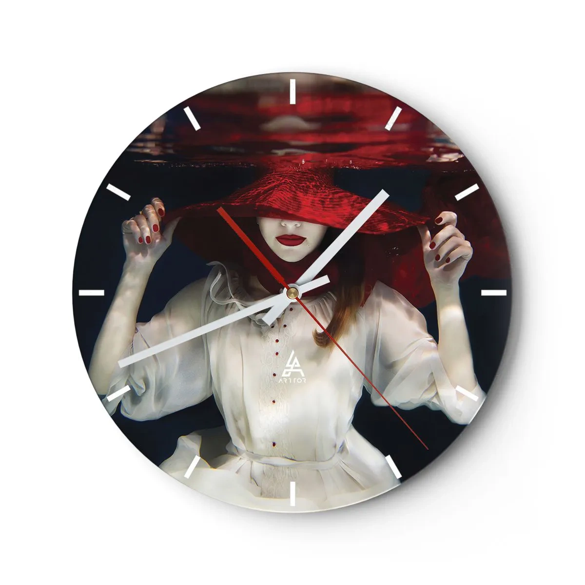Väggklocka - Klocka på glas - En figur i en röd hatt nedsänkt under vatten - 30x30cm - Konstig fru - Modern väggdekoration för vardagsrum, kök och sovrum ARTTOR