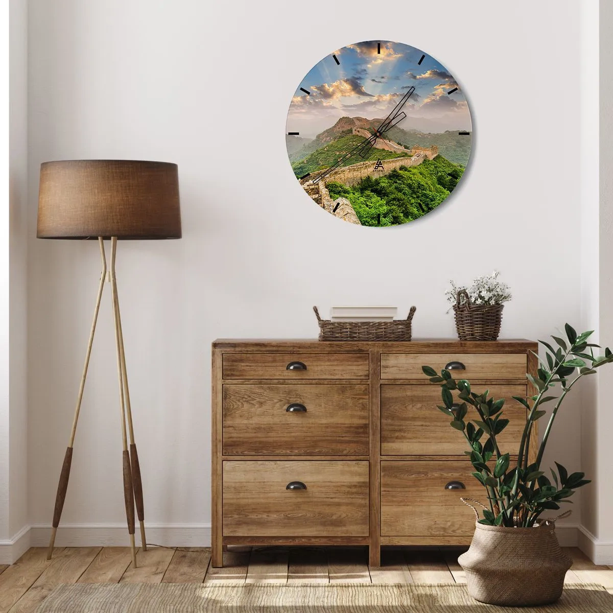 Väggklocka - Klocka på glas - Kinesiska muren vid soluppgången omgiven av gröna kullar - 30x30cm - Tidlös storhet - Modern väggdekoration för vardagsrum, kök och sovrum ARTTOR