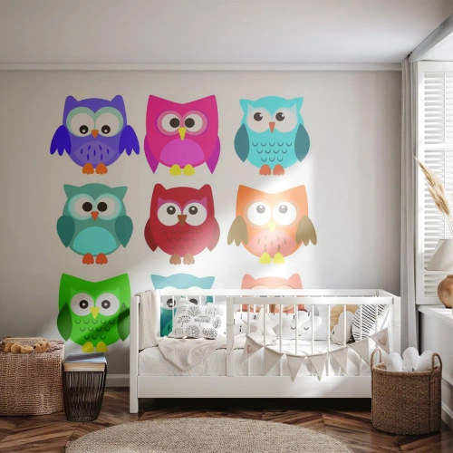 Fototapet Standard Eco - Färgglada ugglor på en vit bakgrund i sagostil - 100x70cm - Att vara olika på roligt sätt - Modern väggdekoration för vardagsrum och sovrum ARTTOR