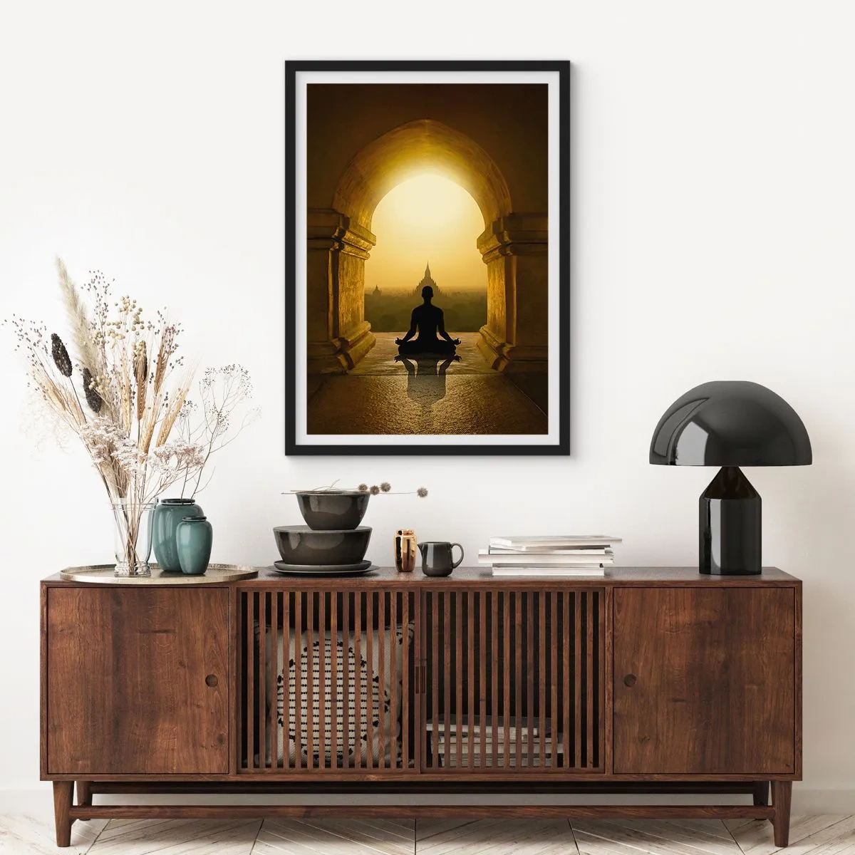 Affisch i svart ram - En figur som mediterar i ett tempelvalv mot bakgrund av den uppgående solen - 50x70cm - Full harmoni - Modern väggdekoration för vardagsrum och sovrum ARTTOR