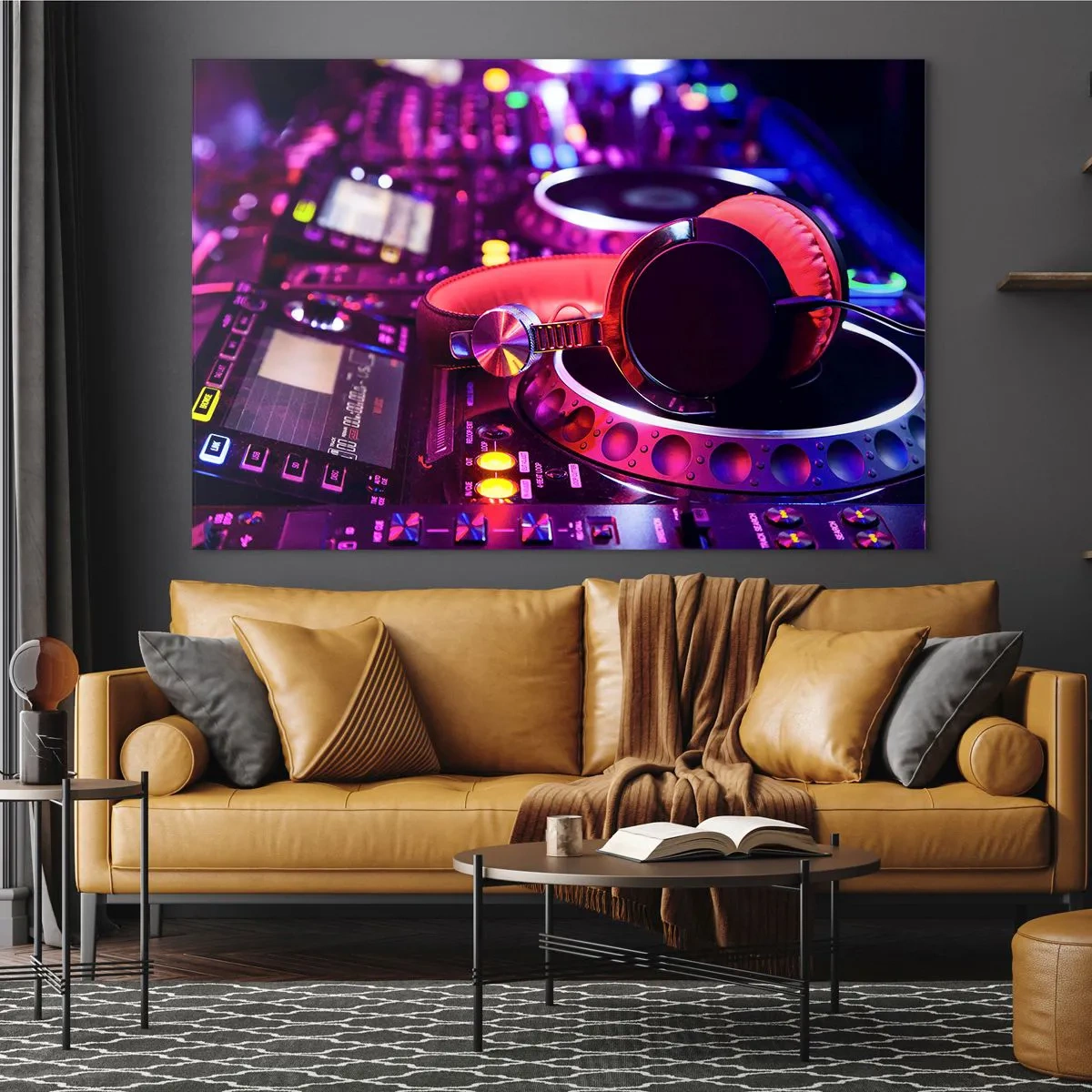 Glastavla - Bild på glas - Färgglad DJ-utrustning med röda hörlurar - 70x50cm - Innan partyt startar - Modern väggdekoration för vardagsrum och sovrum ARTTOR