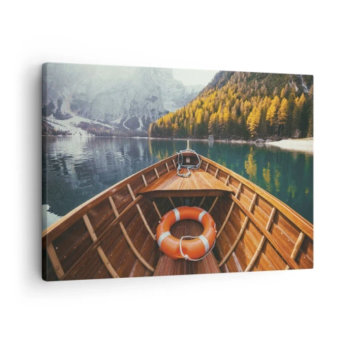 Canvastavla - Bild på duk - En träbåt på en bergsjö omgiven av skog - 70x50cm - Utflykt i fjällen - Modern väggdekoration för vardagsrum och sovrum ARTTOR