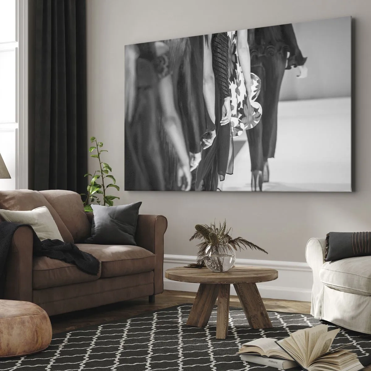 Canvastavla - Bild på duk - En svartvit catwalkscen som visar detaljerna i klänningarna och modellernas figurer. - 70x50cm - En elegant parad - Modern väggdekoration för vardagsrum och sovrum ARTTOR